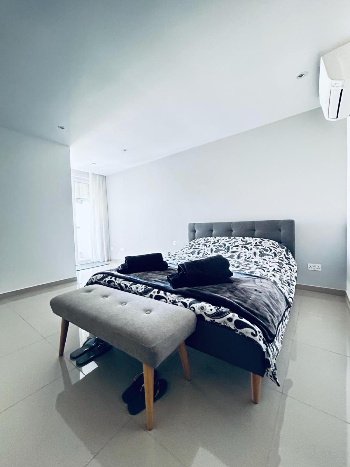 Apartment Very Spacious 3-bedroom - St Julians Saint Julian's